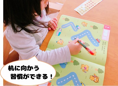 ワークで勉強する子供