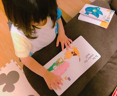 英語絵本を読む子供