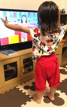 ディズニー英語システムDVDを見る子供