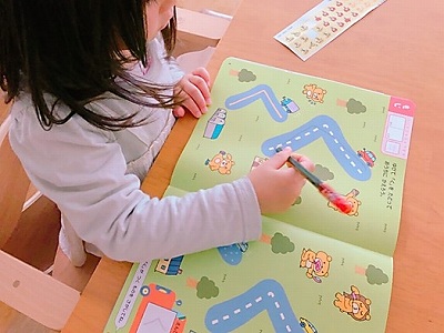 ポピーワークをする子供